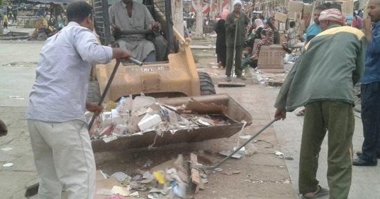 صور.. مجلس مدينة الأقصر ينقل 9 نقلات للمدفن الصحى من مخلفات مولد أبو الحجاج بالميدان