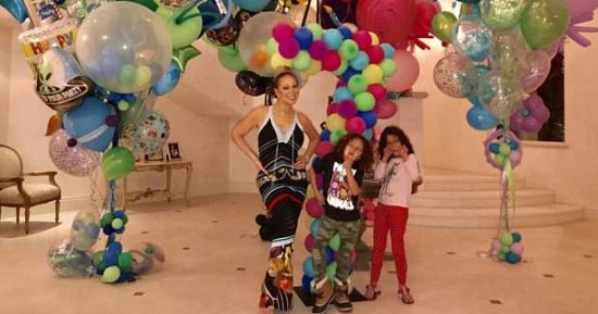 صور .. ماريا كارى تحتفل بعيد ميلاد توأمها السابع