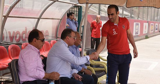 الخطيب فى مران الأهلى لتحفيز اللاعبين قبل مباراة الترجى بدورى الأبطال