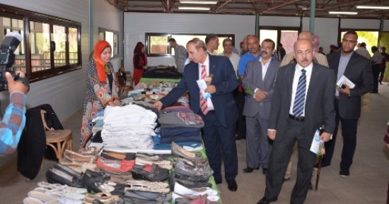 صور.. رئيس جامعة أسيوط يفتتح المعرض الخيرى السنوى الثالث للملابس الجاهزة