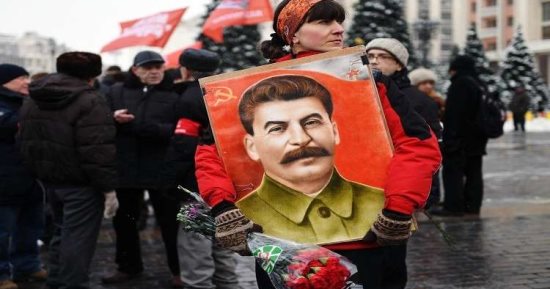 آلاف المواطنين يتظاهرون رافعين صور ستالين احتفالا بعيد العمال فى لندن