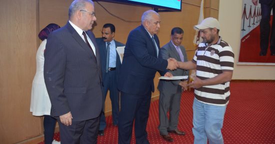 صور .. محافظ الوادي الجديد يكرّم عمال النظافة والخدمات المعاونة