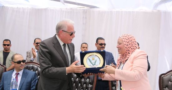 صور.. رئيس "النيابة الإدارية" تهدى درع الهئية لمحافظ جنوب سيناء