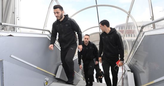 بعثة أرسنال تطير إلى مدريد لمواجهة أتلتيكو فى الدورى الأوروبى.. صور