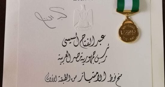 مدير أمن الدقهلية يسلم مساعده نوط الشرف لتميزه
