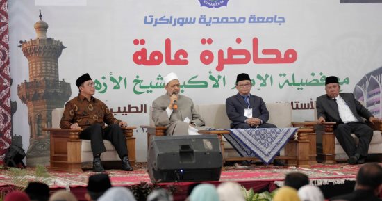 الإمام الأكبر يزور جناح الفتيات فى الجمعية المحمدية بإندونيسيا