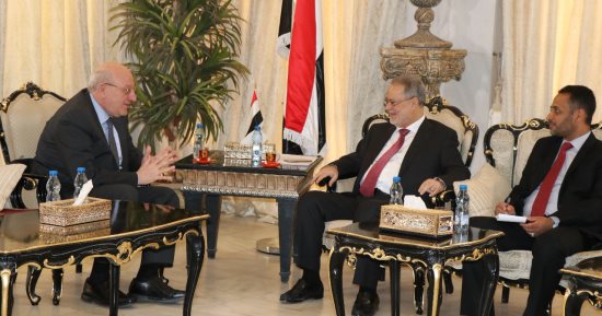 وزير خارجية اليمن يتسلم نسخة من أوراق اعتماد السفير المصرى