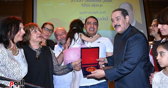 صور.. لطفى بوشناق يحيى حفلا لصالح أطفال مستشفى 57357
