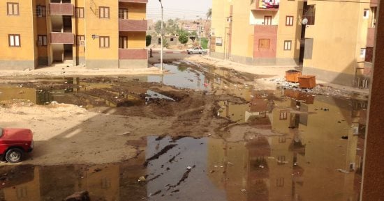 صور.. مياه الصرف تغرق مساكن الشباب بمدينة جهينة فى سوهاج