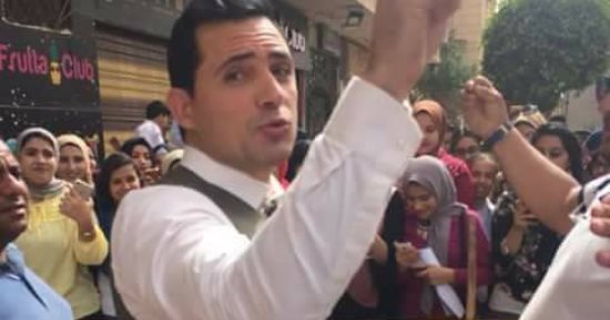 صور.. معجبات ظافر العابدين يلتفون حوله بموقع التصوير فى بورسعيد