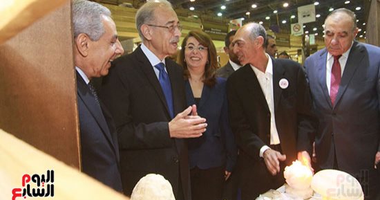  رئيس الوزراء يفتتح معرض الحرف اليدوية بقاعة المؤتمرات - صور