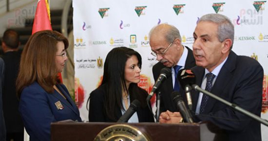 رئيس الوزراء: نسعى لتعميم معارض الحرف اليدوية بالمحافظات ويشيد بجودة المنتجات - صور
