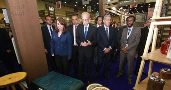 رئيس الوزراء: الحكومة ستعمل على تقديم تيسيرات لمصنعى الحرف اليدوية - صور