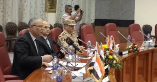 صور.. محافظ المنيا يوقع 20 عقد لتقنين واضعى اليد على أراضى أملاك الدولة