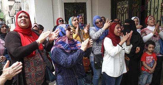 أولياء أمور المدارس الرسمية يهتفون أمام التعليم: "لا لا لتعريب المناهج" - صور