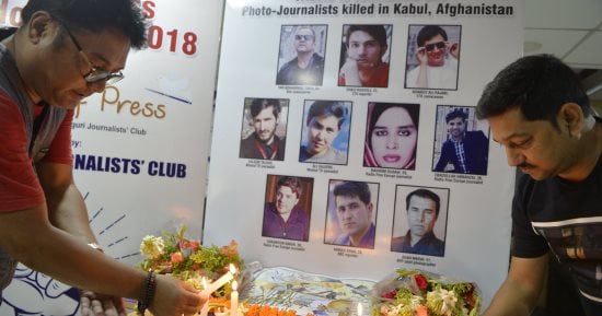  صور.. صحفيو الهند يضيئون الشموع حدادا على مقتل 10 من زملائهم بهجمات إرهابية