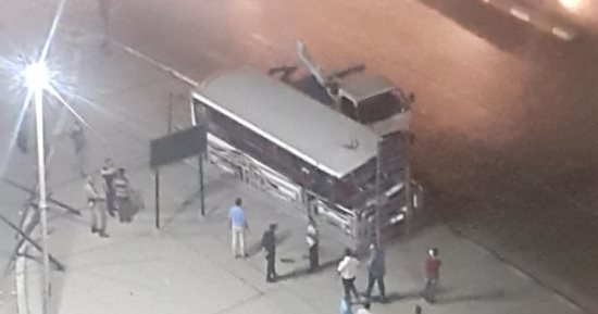 صور.. سقوط أتوبيس بمدخل نفق مشاة بـ"صلاح سالم"