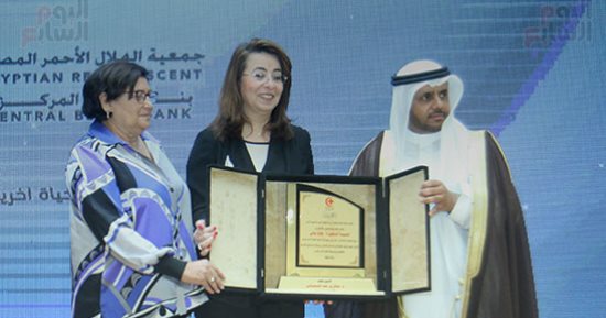 غادة والى تفتتح بنك الدم المركزى بالهلال الأحمر بعد تطويره - صور