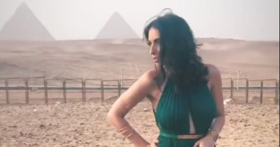 صور.. هبة طوجى تزور الأهرامات وخان الخليلى 