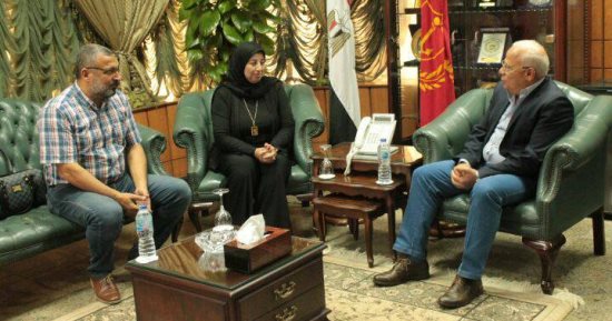 صور.. محافظ بورسعيد يستقبل أسرة الشهيد النقيب عمرو السقا