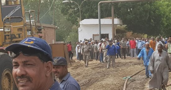 الحماية المدنية تدفع بعشرات اللوادر لرفع آثار حريق مصنع كوم امبو