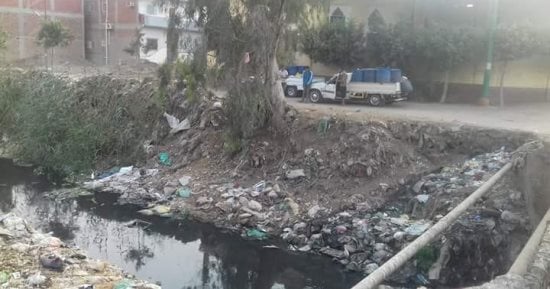 صور.. شكوى من الإهمال والتلوث فى مصرف مياه قرية برما بالغربية