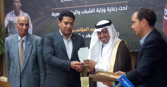 تكريم مدير عام الشباب والرياضة بجنوب سيناء فى ختام المؤتمر الرياضى الأول