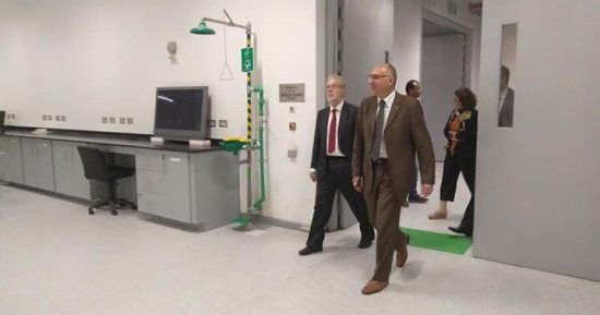 شاهد السفير الإسبانى داخل معامل ترميم المتحف المصرى الكبير