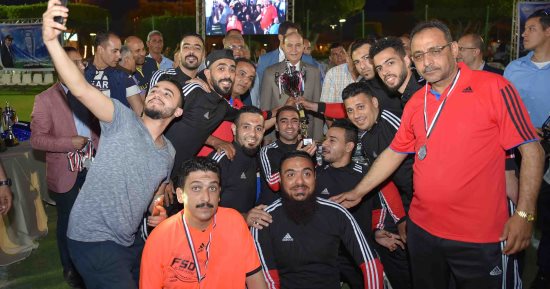 صور.. مميش يشهد ختام بطولة دورى الإدارات بهيئة القناة ويسلم جوائز الأوسكار