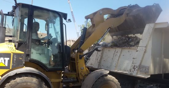 رصف طرق وإزالة تعديات ورفع 55طن قمامة ومخلفات بصدفا فى أسيوط