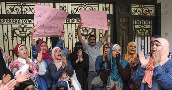 أولياء أمور المدارس الرسمية يهتفون أمام التعليم: "لا لا لتعريب المناهج"