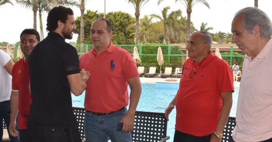 حسام غالى يؤازر لاعبى الأهلى فى معسكر برج العرب قبل مواجهة الترجى