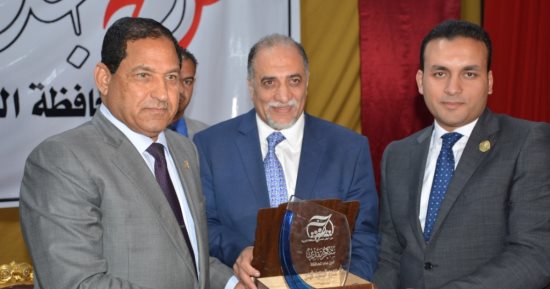 صور .. محافظ الغربية يحتفل مع عمال شركة مصر للغزل والنسيج بالمحلة بعيدهم