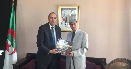 منح عبد المعطى حجازى وسام الاستحقاق الجزائرى ضمن 29 شخصية أدبية