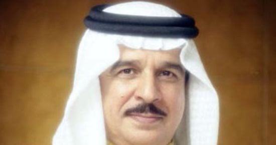 العاهل البحرينى يبادر بأخذ اللقاح المضاد لفيروس كورونا