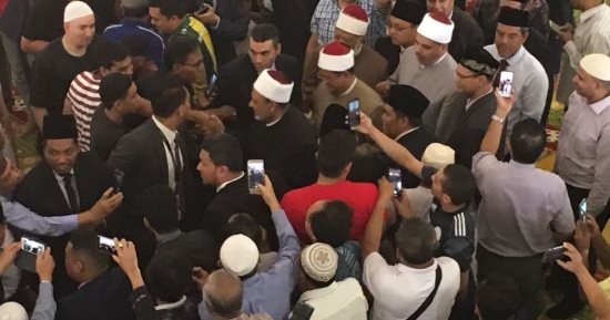 مسلمو سنغافورة يلتفون حول شيخ الأزهر عقب أدائه صلاة الجمعة بمسجد السلطان