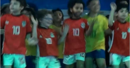 شاهد.. تلاميذ الروضة فى مشهد تمثيلى لمباراة تأهل مصر إلى كأس العالم