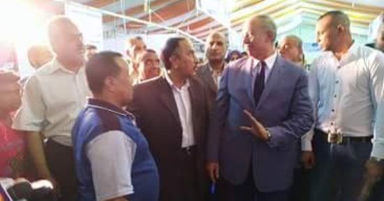 صور.. محافظ البحر الأحمر يفتتح منفذ "أهلاً رمضان" فى شارع النصر بالغردقة
