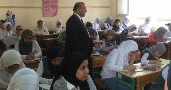وكيل تعليم الدقهلية يتفقد امتحانات النقل بإدارة شرق المنصورة 