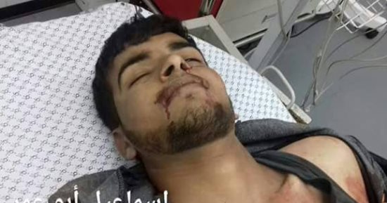 فلسطينيون يتداولون صورا لشهيدين سقطا برصاص الاحتلال الإسرائيلى فى غزة
