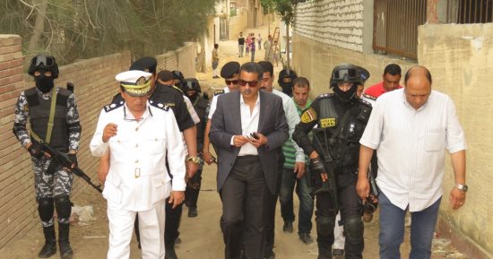 صور وفيديو.. مدير أمن الإسماعيلية يداهم مصنع مواد غذائية بدون ترخيص بأبو سلطان
