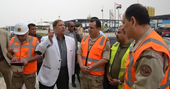 صور.. محافظ الإسماعيلية وكامل الوزير يتابعان تطوير محاور الطرق المرورية