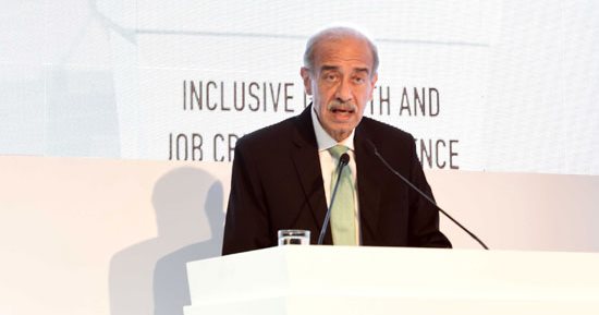 رئيس الوزراء يوجه بالتيسير على العاملين المصريين بالخارج فى تجديد الإجازات