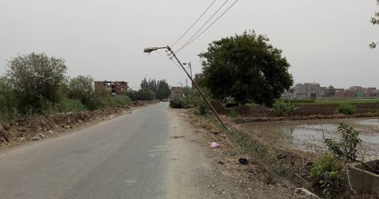 صور.. اضبط مخالفة.. عمود إنارة مائل يهدد حياة الأهالى بالشرقية