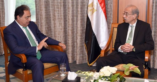صور.. رئيس الوزراء يبحث مع وزيرى البترول والصحة "التأمين الصحى وتوصيل الغاز للمنازل"