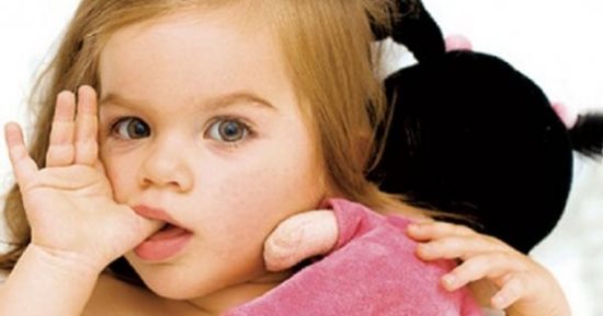 مشكلات صحية يتعرض لها طفلك حال وضع أصابعه فى فمه.. تعرفى عليها