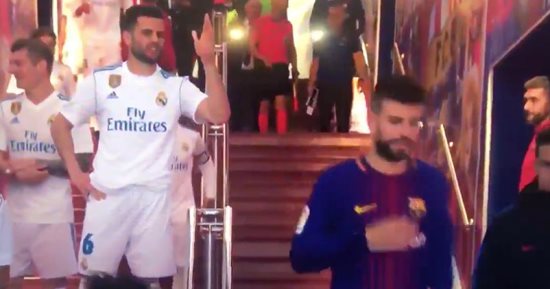 فيديو.. توتر الكلاسيكو يمتد إلى ممر "كامب نو" بين ناتشو وبيكيه