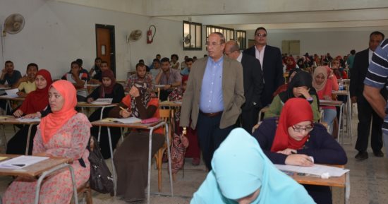 صور.. رئيس جامعة أسيوط يتفقد لجان الامتحانات بكلية الخدمة الاجتماعية