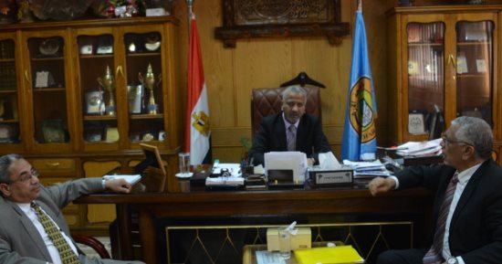 صور.. نائب رئيس جامعة الازهر يناقش استعدادات امتحانات الفصل الدراسى الثانى