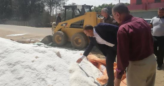 ضبط 4 أطنان ملح غير صالح للاستهلاك و1452 زجاجة خمور خلال حملة تموينية بالبحيرة